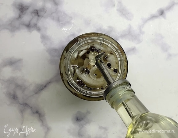 Сверху наливаем растительное масло. Закрываем крышкой и убираем в холодильник на 2 суток.