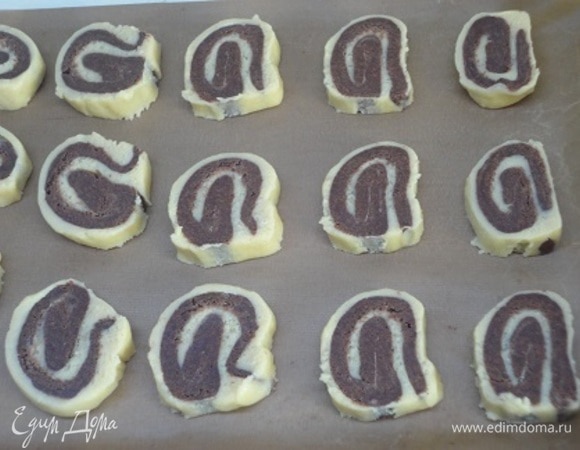 Духовку разогрейте до 180°C. Рулет нарежьте на кружочки толщиной не более 1 см, выложите на лист и выпекайте 10 минут.