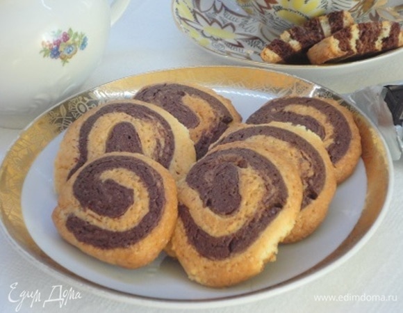 Остывшее печенье хрустит и рассыпается.