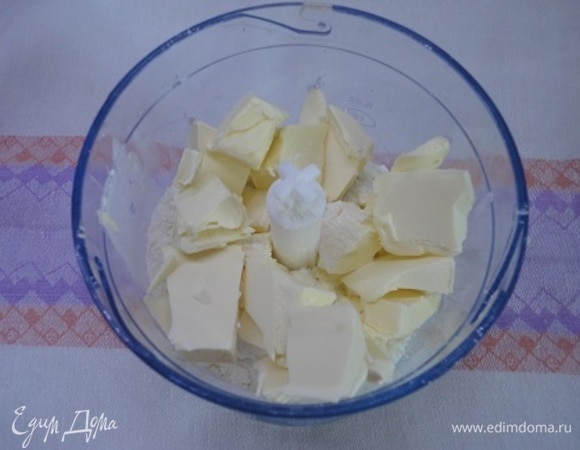 Муку с солью, сахаром и кусочками холодного масла с помощью блендера превратить в масляную крошку.