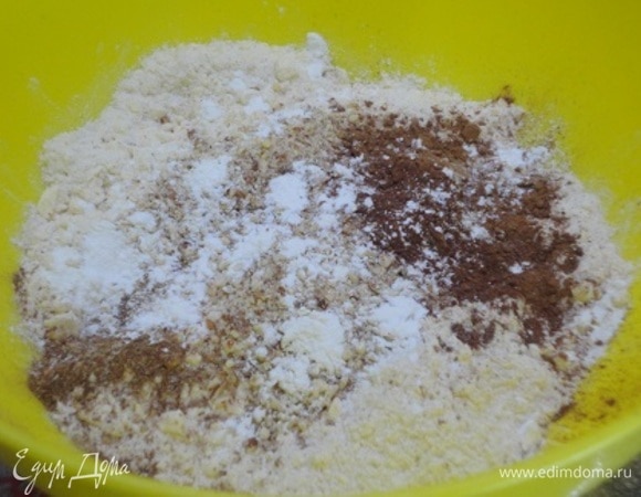 Затем смешать с какао-порошком, разрыхлителем, молотым миндалем и смесью пряностей. Хорошо перемешать. Яйцо взбить венчиком и добавить к сухой смеси, замесить тесто. Убрать в холодильник на 30 минут.