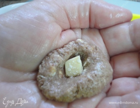 Включить духовку на разогрев до 180°C. Остывшее тесто разделить на кусочки величиной с грецкий орех. При желании можно в каждую печеньку положить кусочек белого шоколада (правда, у нас с внучкой — это была ее идея — шоколад вытек).