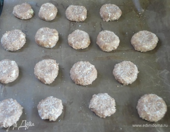 Мы еще решили обвалять шарики теста в сахаре. Выложили на противень и слегка прижали. Выпекать 15–20 минут.
