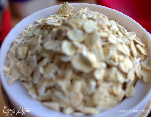 Овсяные хлопья перемолоть в кофемолке или использовать овсяную муку.