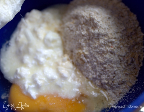 Влить кефир или простоквашу.