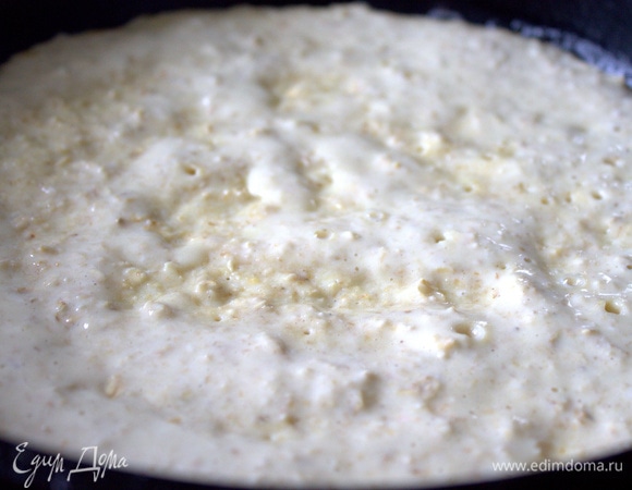 Вылить в разогретую с маслом сковороду диаметром 21 см.