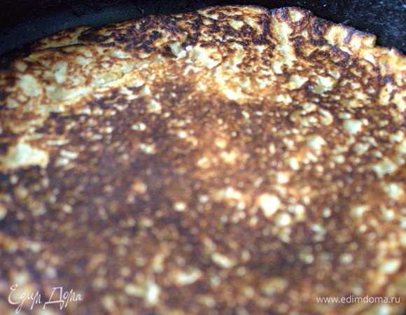 Обжарить толстенький блин с двух сторон.