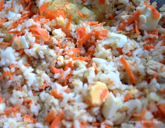 Приготовим начинку: тунец смешать с яйцом, рисом, морковью.