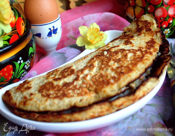 Накрыть второй половиной блина, слегка прижать.