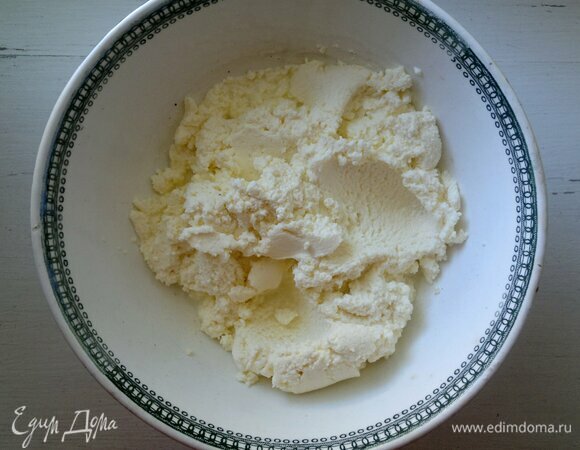 Творог протереть через сито или пробить блендером.