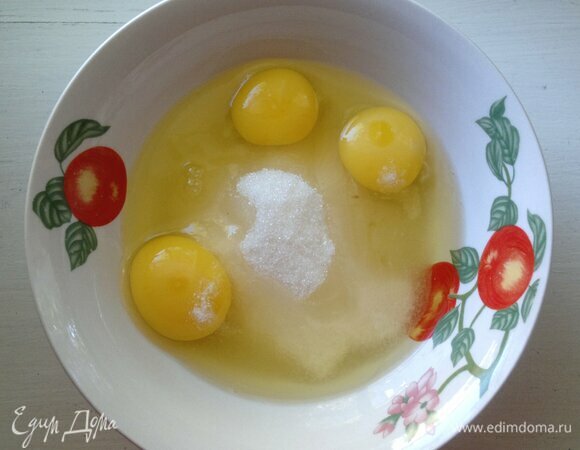 Яйца взбить с сахаром, солью, ванилином.