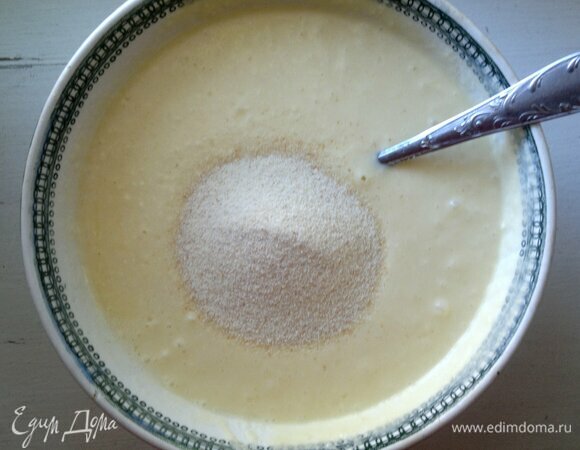 Добавить в тесто манную крупу, перемешать, дать постоять 15–20 мин.