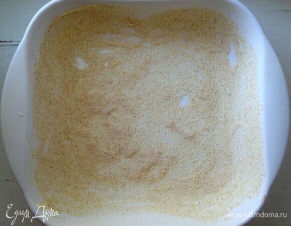 Форму для выпечки смазать холодным сливочным маслом, обсыпать половиной нормы панировочных сухарей.