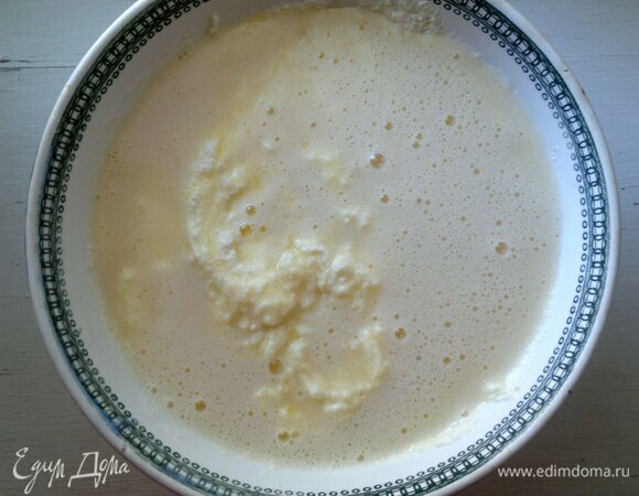 Соединить вместе творожную и яичную массы, перемешать.