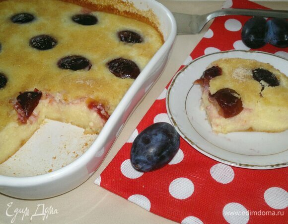 Подать творожную запеканку со сливами на завтрак с чашечкой кофе или чая. Угощайтесь! Приятного аппетита!