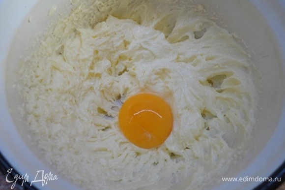 Мягкое сливочное масло с сахаром и ванильным сахаром взбиваем минут 7–10 в пышную массу и, продолжая взбивать, добавляем по одному яйцу.