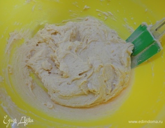 Соединяем сухие и жидкие ингредиенты, замешиваем тесто и выкладываем в форму (лучше разъемную).