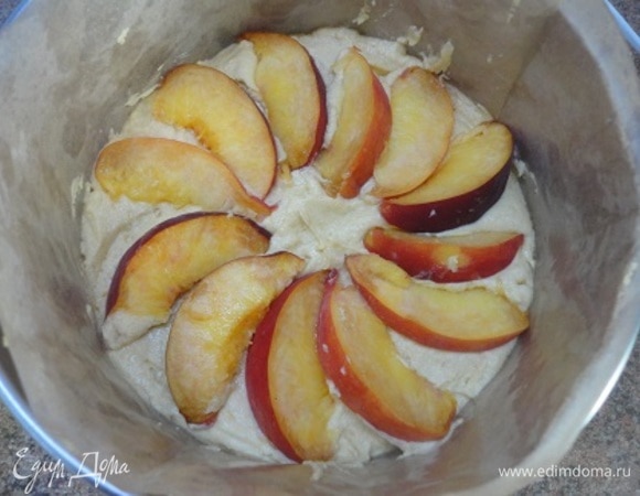 Сверху выкладываем персики. Выпекаем 35–40 минут. Ориентируйтесь по своей духовке и проверяйте готовность деревянной шпажкой.