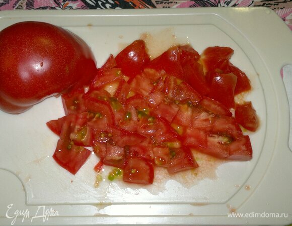 Розовые помидоры вымыть, обсушить, нарезать небольшими кусочками.
