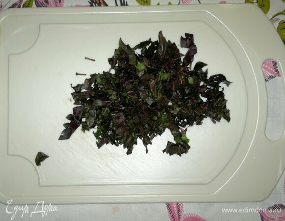 Фиолетовый базилик помыть, обсушить бумажным полотенцем, обрезать стебли, листья мелко нарезать.