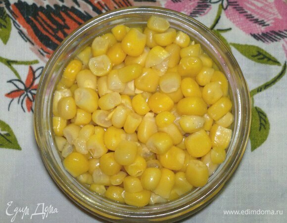 С консервированной кукурузы слить жидкость.