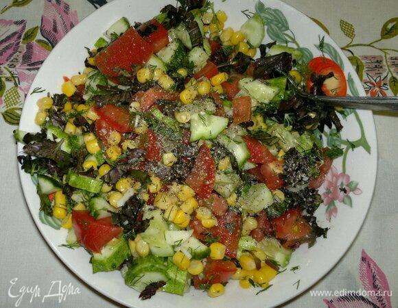 В миске соединить нарезанные овощи (с помидоров слить излишки сока), зелень и кукурузу, немного посолить, поперчить.