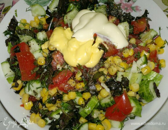 Добавить сметану и сырный соус, перемешать.