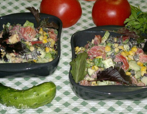 Овощной салат со сметанной заправкой готов. Разложить его по порциям и подать к столу. Угощайтесь! Приятного аппетита!