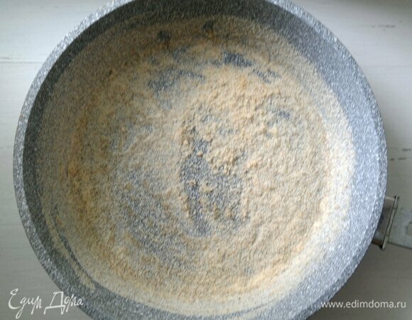 Форму для запекания (у меня диаметр 24 см) смазать растительным маслом, посыпать панировочными сухарями.