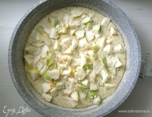 В форму выложить половину теста, на него — яблоки со стружкой.