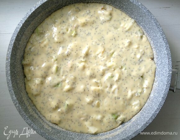 На яблоки — остальное тесто. Поставить форму в духовку, разогретую до 180°C, на 35–40 мин. Ориентируйтесь при выпечке на свою духовку. Готовность проверить деревянной палочкой. Если она выходит сухой из середины пирога, то он готов.