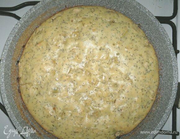 Форму с пирогом достать из духовки. Пирог аккуратно вытащить из формы и остудить на решетке до комнатной температуры.