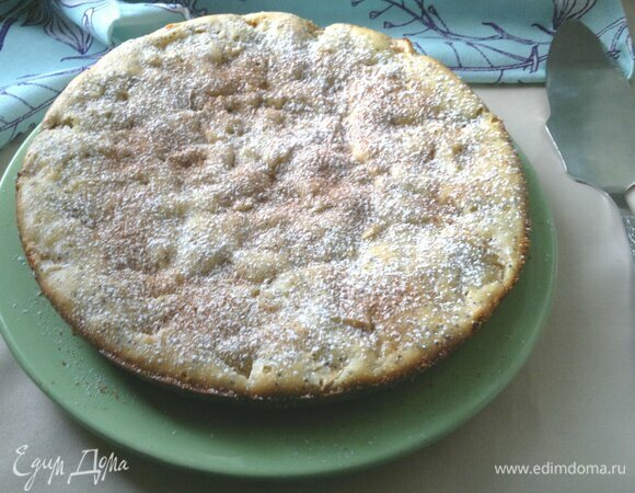 Переложить пирог на блюдо, посыпать сахарной пудрой.