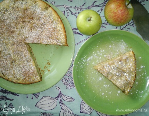 Подать пирог на завтрак с любимым напитком. Разрезать на порции. Угощайтесь! Приятного аппетита!