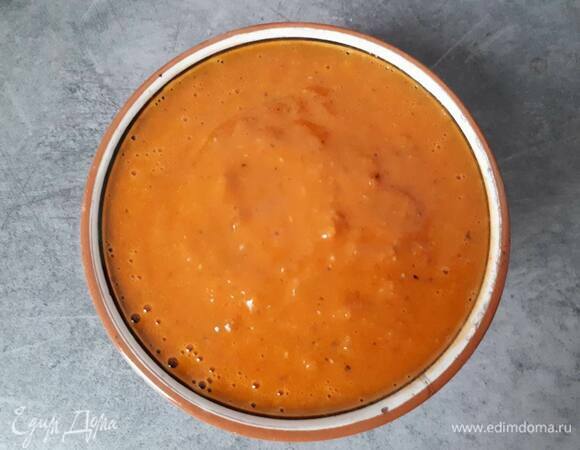Когда овощи приготовятся, очистите помидор и перец от кожицы, поместите все в комбайн и пюрируйте.