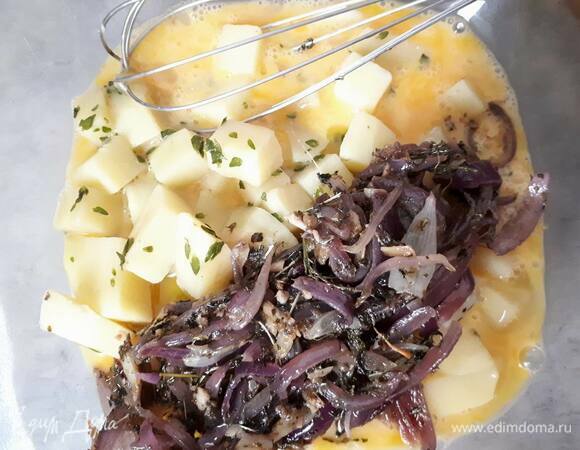 Слегка взбейте яйца, затем добавьте картофель и лук, посолите и хорошо перемешайте.