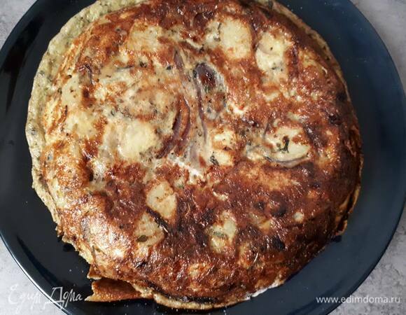 Вылейте яичную смесь в сковородку с высокими бортами и обжарьте тортилью на медленном огне. В какой-то момент ее нужно будет перевернуть. Я обычно накрываю все другой сковородкой, переворачиваю и дожариваю уже на второй сковороде.