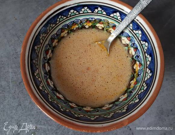 Для желтого соуса взбейте желток со всеми ингредиентами.