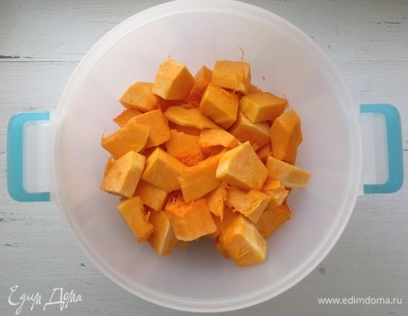 Тыкву почистить, вымыть, обсушить, нарезать кусочками. Положить в пластиковую форму и поставить в микроволновку на 8–10 мин при полной мощности. Если тыква замороженная, то сначала разморозить ее в СВЧ-печи, а потом довести до готовности. В этом случае времени понадобится меньше.