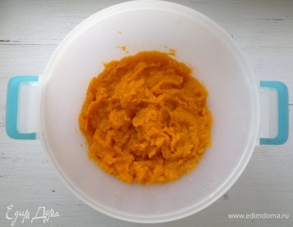 Тыкву немного остудить, пюрировать блендером.