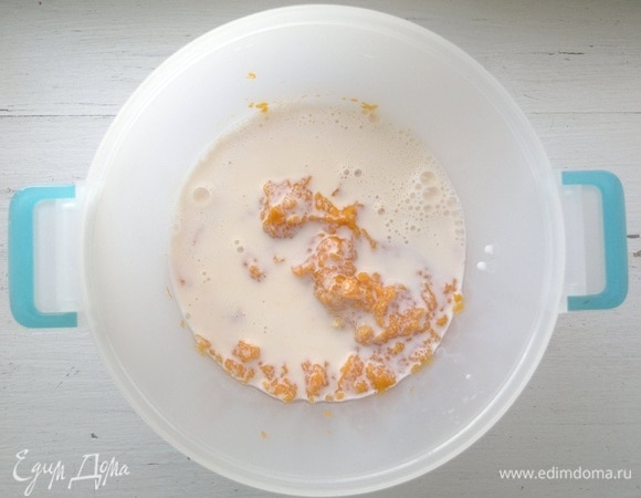 Соединить тыквенное пюре с кефиром и растопленным маргарином.