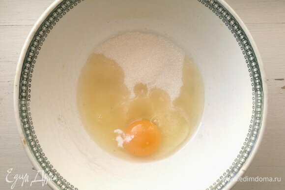 Яйцо взбить с сахаром и ванилином.