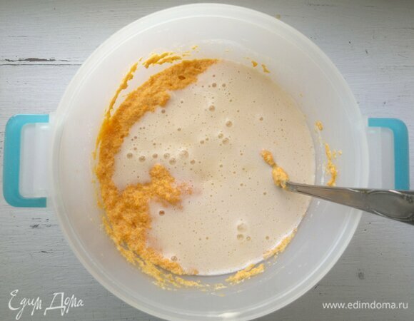 Соединить яичную массу с тыквенной.