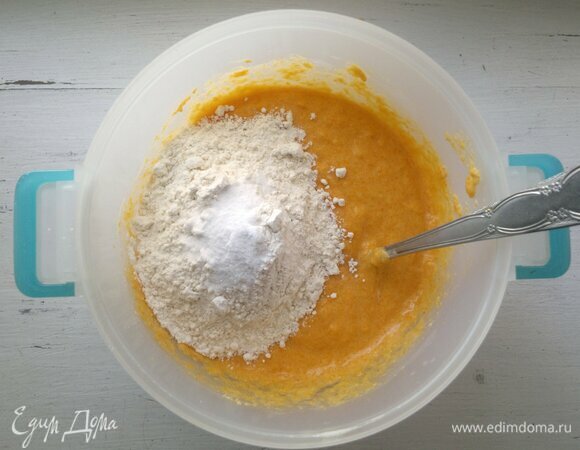 Всыпать просеянную муку и соду, перемешать.