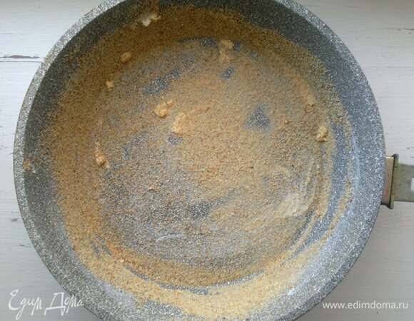 Форму для выпекания (у меня диаметром 24 см) смазать растительным маслом, посыпать панировочными сухарями.