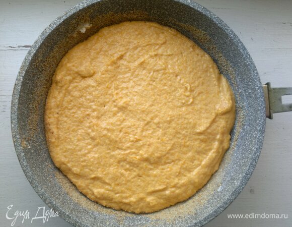 Выложить тесто в форму. Поставить форму в духовку, предварительно разогретую до 180°C, на 35–40 мин. Готовность пирога проверить деревянной палочкой. Если она выходит сухой из середины пирога, то он готов.