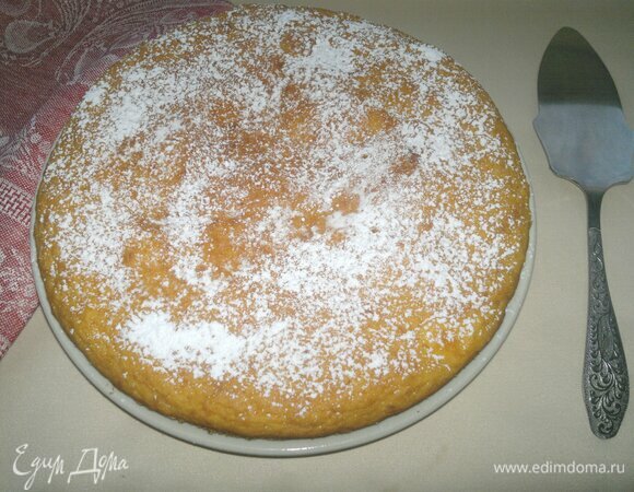 Выложить пирог на блюдо и посыпать сахарной пудрой.