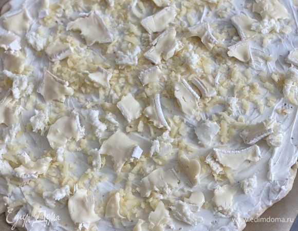 Посыпать тертым сыром тильзит, разложить в произвольном порядке крупно нарезанные оставшиеся виды сыра.