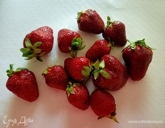 Клубнику вымыть, уложить на бумажное полотенце и дать обсохнуть.