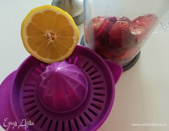 Затем клубнику нарезать небольшими кусочками, засыпать сахаром и залить лимонным соком. Перемешать и поставить в холодильник на 10–15 минут, чтобы вкус клубники был более насыщенным и ароматным.